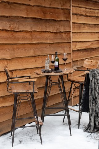 Tabouret de bar bistro TROB en métal noir et bois naturel.